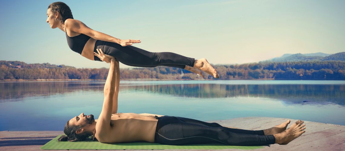 Postura del pájaro delantero en acroyoga. 