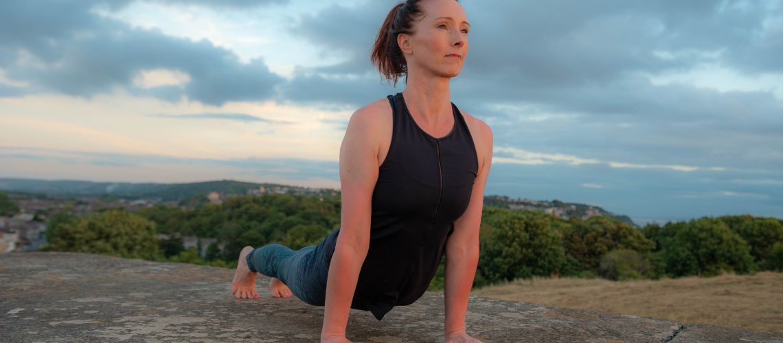 foto de postura urdhva mukha svanasana - perro boca arriba