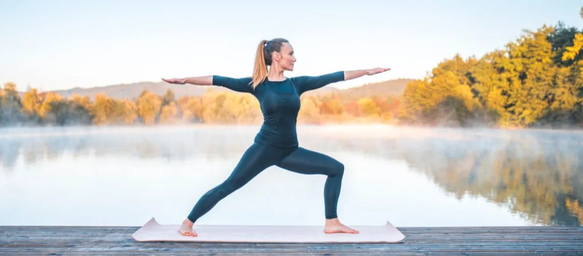 Postura Virabhadrasana II o guerrero II con los brazos extendidos