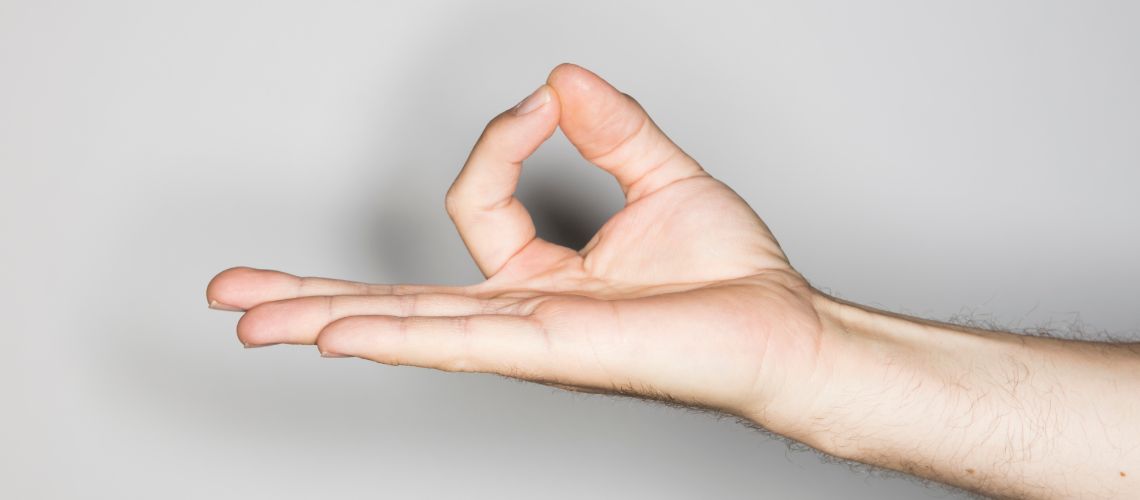 gyan mudra con la mano derecha