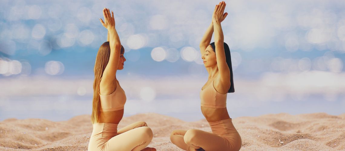 Dos chicas haciendo posturas de yoga para principiantes. 