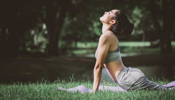 Practicante de yoga en una postura de meditación, resaltando la conexión entre el yoga y la alimentación consciente.