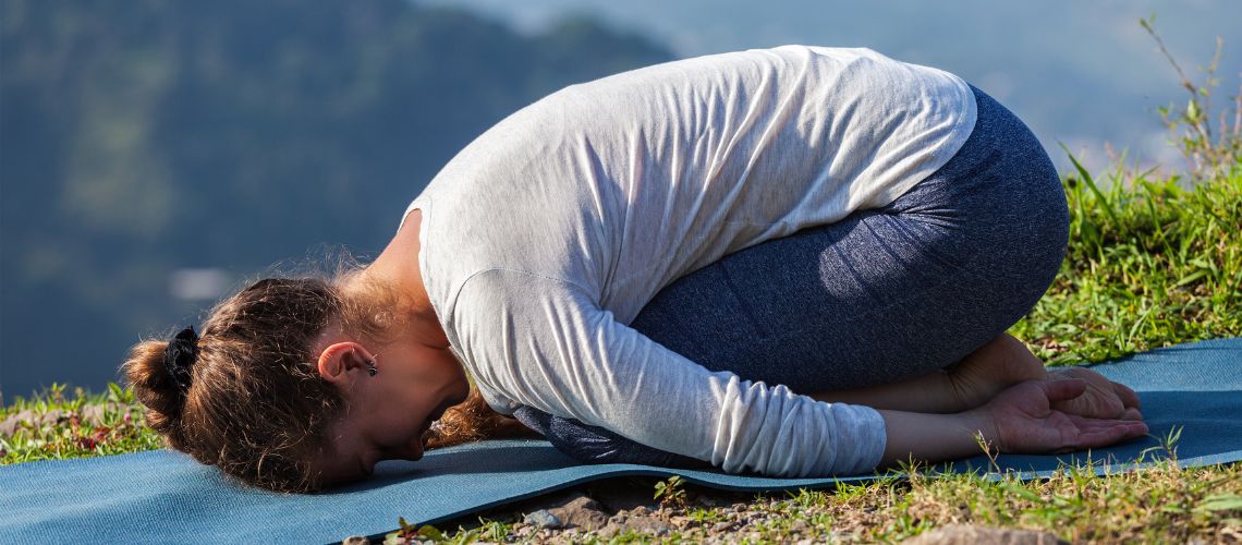 balasana brazos atrás