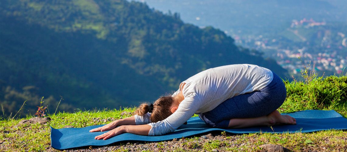 balasana en la naturaleza