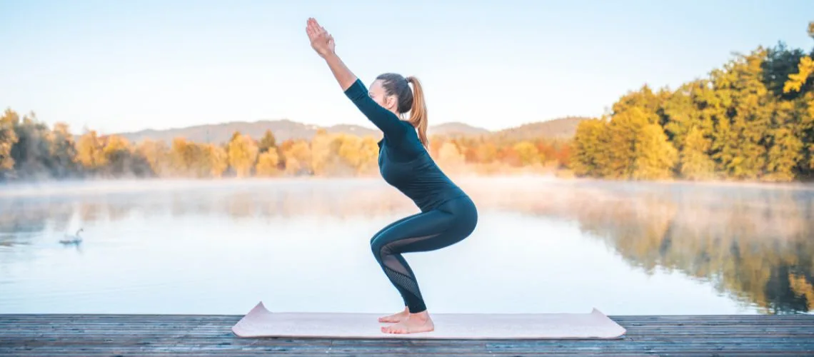 Postura Utkatasana o postura de la silla