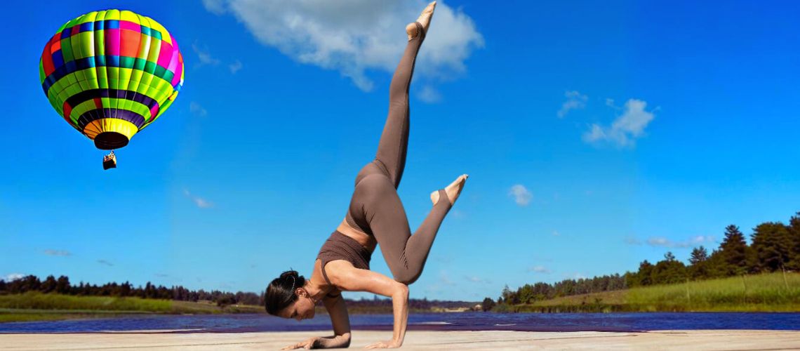 mujer realizando eka pada bakasana