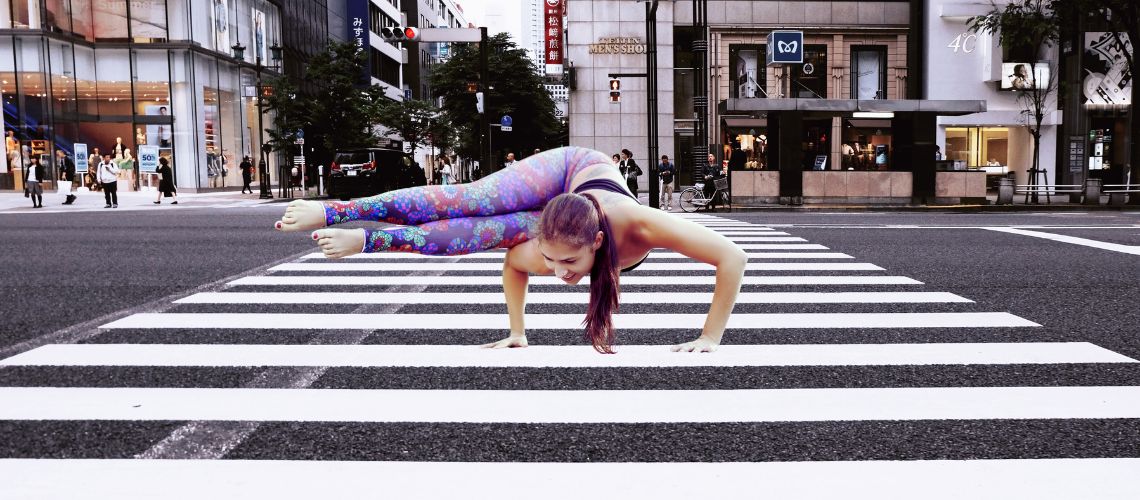 postura parsva bakasana cuervo lateral