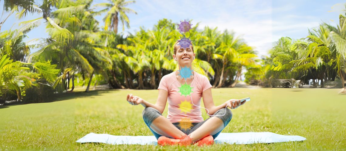 Representación visual de los chakras en una chica al aire libre. 