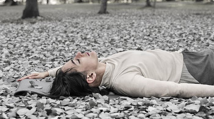 savasana en parque - yoga nidra