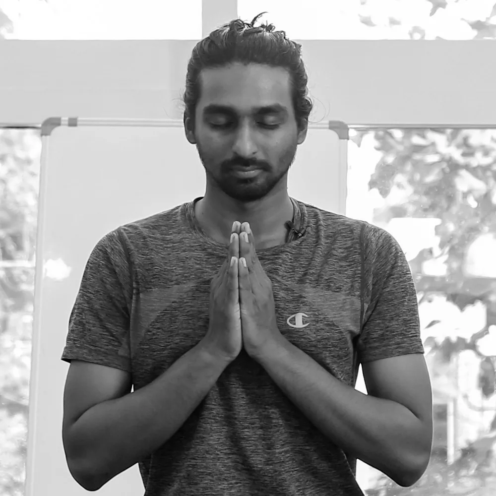 Retrato de Praba Karan, profesor de Ashtanga Vinyasa, con las manos en namaste