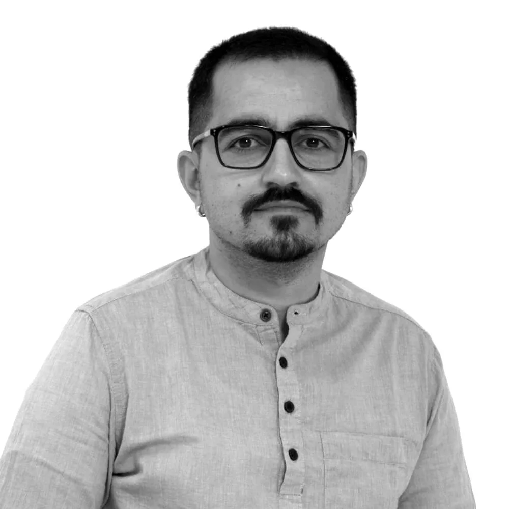 Retrato de Abhinav Sirohi, profesor de Filosofía del Yoga, pranayamas, mudras y bandhas