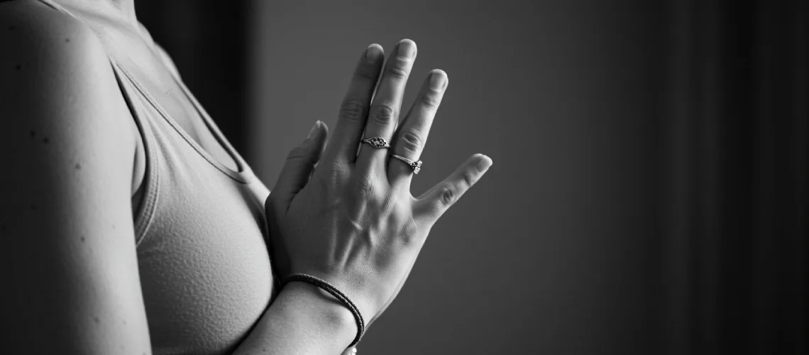 Namaste-Handgeste vor dem Herzen