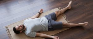 postura del cadaver yoga savasana